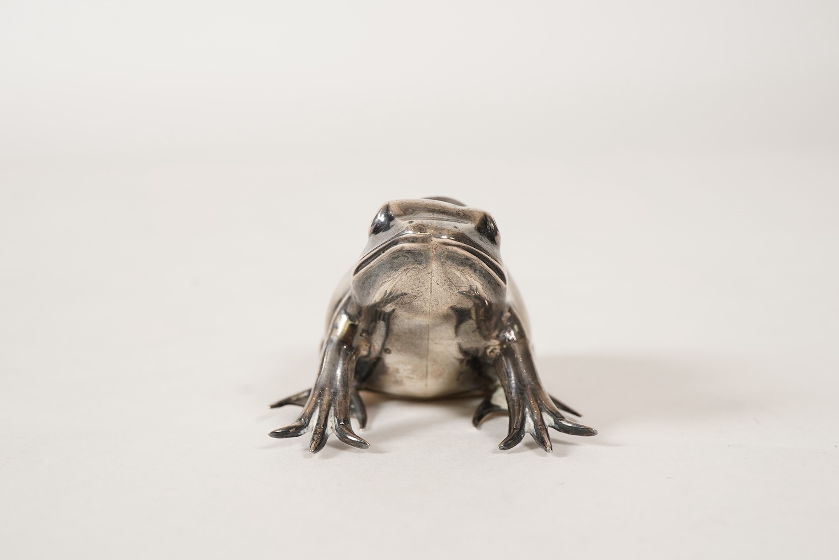A George V novelty silver mounted pin cushion, modelled as a frog, by Adie & Lovekin
